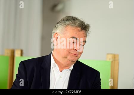 Vienna, Austria. 17 maggio 2024. Elezioni UE, i Verdi presentano la seconda ondata di manifesti: "Perché riguarda l'Europa!” Con il vice cancelliere Werner Kogler Foto Stock