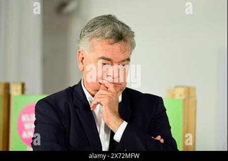 Vienna, Austria. 17 maggio 2024. Elezioni UE, i Verdi presentano la seconda ondata di manifesti: "Perché riguarda l'Europa!” Con il vice cancelliere Werner Kogler Foto Stock