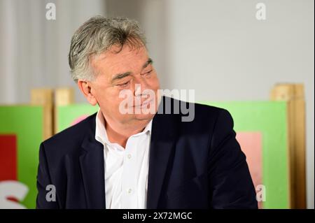 Vienna, Austria. 17 maggio 2024. Elezioni UE, i Verdi presentano la seconda ondata di manifesti: "Perché riguarda l'Europa!” Con il vice cancelliere Werner Kogler Foto Stock