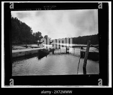 Diga e chiusa, fiume Saranac, Adirondack Mtns., N.Y., titolo da giacca., data basata su Detroit, Catalogo P (1906)., 'WHJ-848' sulla trasparenza., Detroit Publishing Co. n.. 016150., Gift; State Historical Society of Colorado; 1949, Dams. , Locks (Hydraulic Engineering) , Stati Uniti, New York (State), monti Adirondack. , Stati Uniti, New York (Stato), fiume Saranac. Foto Stock