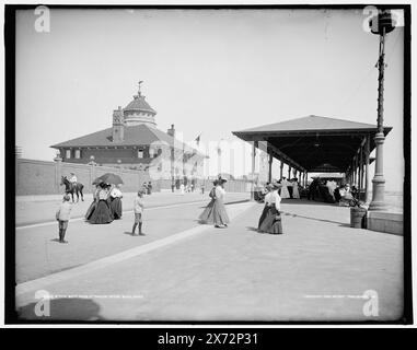 Bagno e padiglione statale, Revere Beach, Mass., corrispondente trasparenza in vetro (con lo stesso codice di serie) disponibile su telaio videodisc 1A-30396., '2835' su negativo., Detroit Publishing Co. N.. 018805., Gift; State Historical Society of Colorado; 1949, Bathhouses. , Padiglioni. , Stati Uniti, Massachusetts, Revere. Foto Stock
