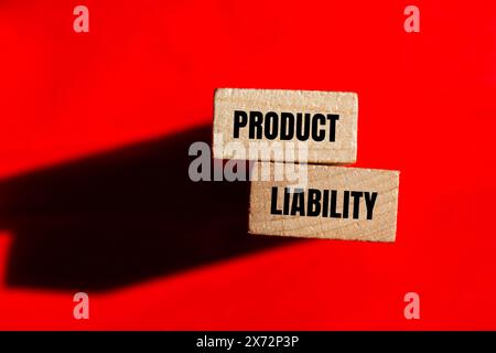 Parole sulla responsabilità del prodotto scritte su blocchi di legno con sfondo rosso. Simbolo di responsabilità concettuale del prodotto. Copia spazio. Foto Stock