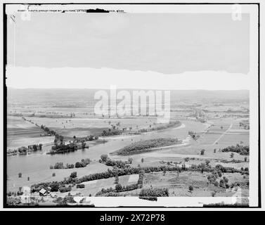 Lungo il Connecticut dal Monte Holyoke, South Hadley, Mass., tre negativi e una trasparenza formano un panorama in quattro parti. Negativo per la sezione destra emesso anche separatamente come n. 012007 'South Hadley da Mt. Holyoke, up the Connecticut.", "012006" in negativo a sinistra; "12007-10171 (4)" in trasparenza centrale a destra; "012007" in negativo a destra., Detroit Publishing Co. N. 010171, 012006, 012007., Gift; State Historical Society of Colorado; 1949, Valleys. , Fiumi. , Stati Uniti, Massachusetts, South Hadley. , Stati Uniti, fiume Connecticut. Foto Stock