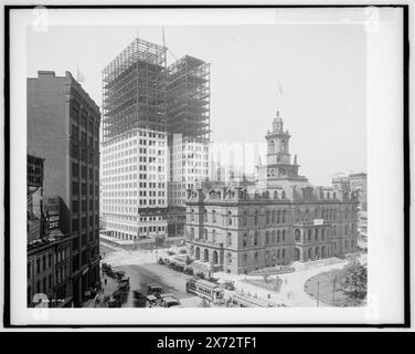 Dime Savings Bank Building con il municipio a destra, Detroit, titolo parzialmente ideato dal catalogatore., Detroit Publishing Co. N. X 1122., Gift; State Historical Society of Colorado; 1949, municipalità e municipalità. , Edifici per uffici. , Grattacieli. , Banche. , Industria edile. , Stati Uniti, Michigan, Detroit. Foto Stock