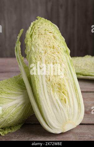 Cavoli cinesi maturi freschi su tavolo di legno Foto Stock