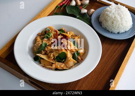 Mescolare il germoglio di bambù piccante fritto con maiale e servito con riso al vapore Foto Stock