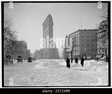 Flatiron Building, corner after Snow Storm, New York, N.Y., Title from jacket., Detroit Publishing Co. N. 033684., Gift; State Historical Society of Colorado; 1949, Snow. , Strade. , Edifici per uffici. , Strutture commerciali. , Stati Uniti, New York (Stato), New York. Foto Stock