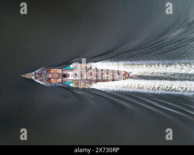 Erskine, Scozia, Regno Unito. 17 maggio 2024. Veduta aerea del Paddle Steamer Waverley mentre naviga lungo il fiume Clyde durante il suo viaggio inaugurale del 2024, dove si dirige Foto Stock