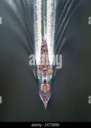 Erskine, Scozia, Regno Unito. 17 maggio 2024. Veduta aerea del Paddle Steamer Waverley mentre naviga lungo il fiume Clyde durante il suo viaggio inaugurale del 2024, dove si dirige Foto Stock