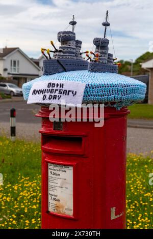 Poole, Dorset, Regno Unito. 17 maggio 2024. Cartolina per commemorare il 80° anniversario del D-Day il 6 giugno. Crediti: Carolyn Jenkins/Alamy Live News - topper per scatole postali, topper per lettere, topper per scatole di lettere, toppers, bombe in filato, bomba in filato Foto Stock