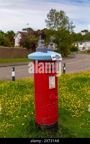 Poole, Dorset, Regno Unito. 17 maggio 2024. Cartolina per commemorare il 80° anniversario del D-Day il 6 giugno. Crediti: Carolyn Jenkins/Alamy Live News - topper per scatole postali, topper per lettere, topper per scatole di lettere, toppers, bombe in filato, bomba in filato Foto Stock