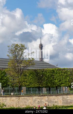 Parigi, Francia, 17 aprile 2024: Una vista della Torre Eiffel dal Giardino delle Tuileries Foto Stock