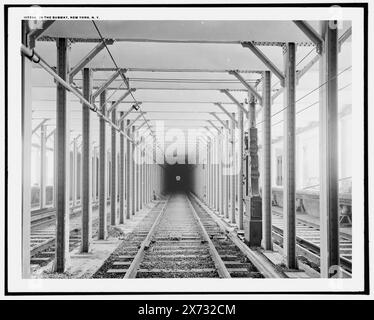 In metropolitana, New York, N.Y., luce di un treno in avvicinamento al centro., '341' in negativo., Detroit Publishing Co. N. 017296., Gift; State Historical Society of Colorado; 1949, stazioni della metropolitana. , Binari ferroviari. , Stati Uniti, New York (Stato), New York. Foto Stock
