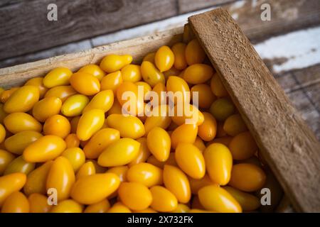 Pomodori ciliegini gialli freschi nella scatola di legno. Foto Stock