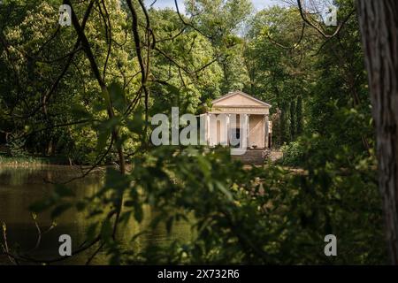 Tempio di Diana nel romantico Arkadia Park. Antico padiglione giardino Foto Stock