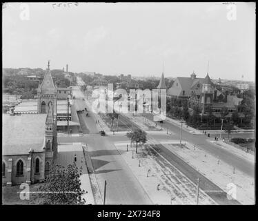 Guardando a nord su Palafax St., Palafox Street, Pensacola, Flag., negativo incrinato in cima., St. Michael's Catholic Church a sinistra, County Courthouse a destra., 'G 7057' su negative., Detroit Publishing Co. N.. 071800., Gift; State Historical Society of Colorado; 1949, Streets. Chiese cattoliche. , Stati Uniti, Florida, Pensacola. Foto Stock