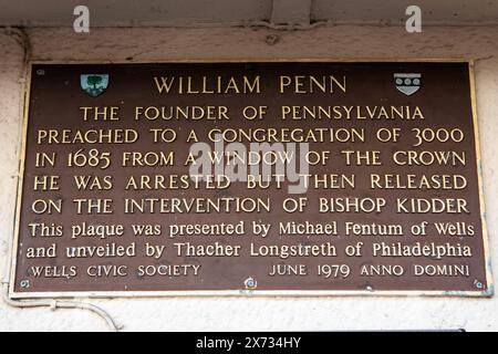 Somerset, Regno Unito - 13 settembre 2023: Una targa sull'esterno del pub Crown at Wells, che segna il luogo in cui William Penn predicò nel 1685. Foto Stock