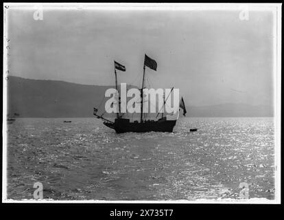 Hudson's Half Moon on Hudson, Title from jacket., "Half Moon Reconstructed for 1909 Hudson-Fulton Celebration" on Transparency., Detroit Publishing Co. N. 022636., Gift; State Historical Society of Colorado; 1949, Half Moon (Ship : Replica) , Hudson-Fulton Celebration, 1909. , Navi. , Parate e cerimonie navali. , Stati Uniti, New York (Stato), fiume Hudson. Foto Stock