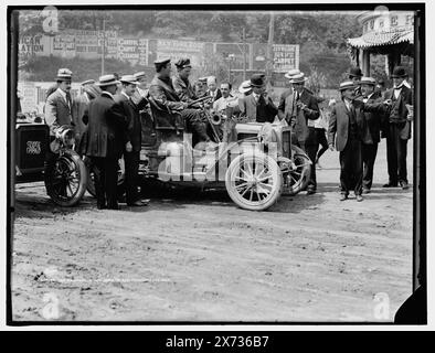 REO Mountaineer, da New York a San Francisco e ritorno, Detroit Publishing Co. N. 060048., Gift; State Historical Society of Colorado; 1949, Automobile Racing. Foto Stock