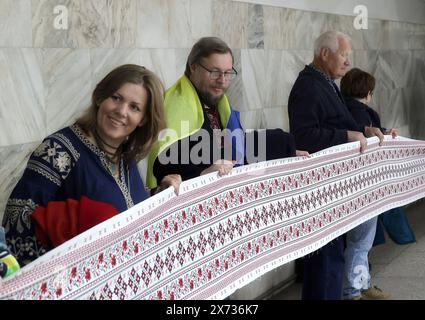 Non esclusiva: KHARKIV, UCRAINA - 16 MAGGIO 2024 - partecipanti alla giornata Vyshyvanka nel Dungeon per celebrare la giornata Mondiale Vyshyvanka, Kharki Foto Stock