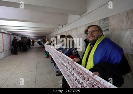 Non esclusiva: KHARKIV, UCRAINA - 16 MAGGIO 2024 - partecipanti alla giornata Vyshyvanka nel Dungeon per celebrare la giornata Mondiale Vyshyvanka, Kharki Foto Stock