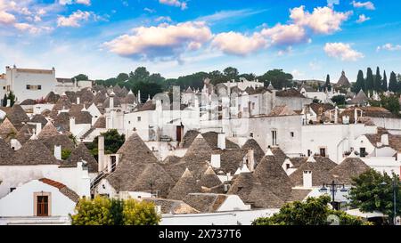 Le tradizionali case Trulli ad Alberobello, in Puglia, in Italia. Paesaggio urbano sui tetti tradizionali dei Trulli, case originali e antiche di questo Foto Stock