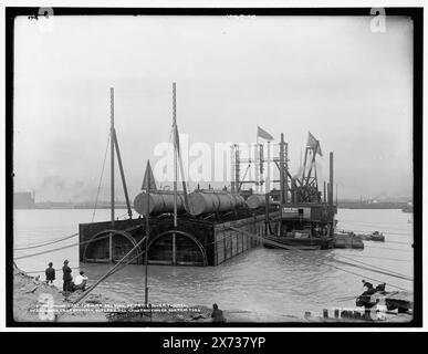 Affondamento dell'ultima sezione tubolare, tunnel del fiume Detroit, titolo continua: , . W.S. Kinnear, ingegnere capo, Butler Bros Construction Co., Contractors., per Michigan Central Railroad Company., "B 80" su negative., Detroit Publishing Co. N. 071382., Gift; State Historical Society of Colorado; 1949, Construction Industry. , Fiumi. , Ferrovie. , Tunnel. , Stati Uniti, Michigan, fiume Detroit. , Canada, Ontario, fiume Detroit. Foto Stock