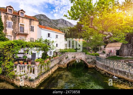 Idilliaco villaggio di Mlini nell'arcipelago di Dubrovnik, regione della Dalmazia meridionale della Croazia. Vista aerea del villaggio Adriatico di Mlini sul lungomare, Dubrovnik Foto Stock