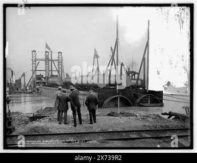 Affondamento dell'ultima sezione tubolare, tunnel del fiume Detroit, W.S. Kinnear, ingegnere capo, Butler Bros Construction Co., appaltatori, negativo incrinato lato sinistro., per Michigan Central Railroad Company., "B 82" su negativo., Detroit Publishing Co. N. 040371., Gift; State Historical Society of Colorado; 1949, Tunnels. , Industria edile. , Ferrovie. , Stati Uniti, Michigan, fiume Detroit. , Canada, Ontario, fiume Detroit. Foto Stock