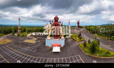 Una potente statua della dea indù Durga Maa con un leone dorato nel sacro Ganga Talao. Statua di Shiva al tempio di Grand Bassin, il più alto SH del mondo Foto Stock