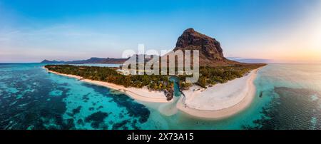Vista aerea del Brabante le morne a Mauriutius. Oceano tropicale di cristallo con montagna le Morne e spiaggia di lusso a Mauritius. Spiaggia di le Morne con palme Foto Stock