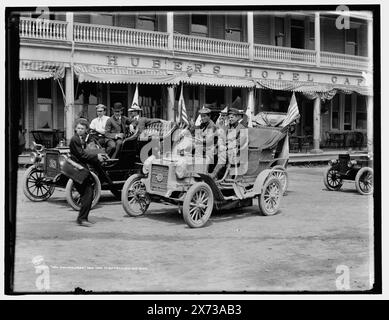 REO Mountaineer, da New York a San Francisco e ritorno, 'Huber's Hotel, Cafe' su tenda., Detroit Publishing Co. N.. 060050., Gift; State Historical Society of Colorado; 1949, Automobile Racing. , Hotel. Foto Stock