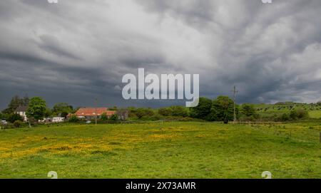 Tempesta nuvole che si radunano sulla campagna. Foto Stock