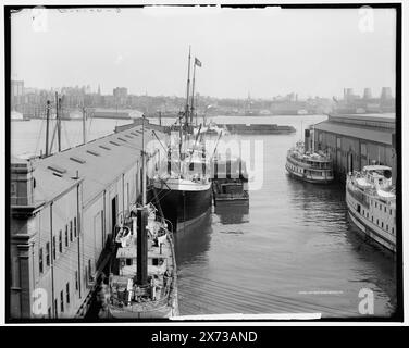 Moli lungo South Street, N.Y. City, 'G 4902', 'G 4901', 'G 4901' rispettivamente da sinistra a destra negativi., Brooklyn Bridge in background a sinistra negativa., Detroit Publishing Co. N. 015587., Gift; State Historical Society of Colorado; 1949, moli e moli. , Strade. , Stati Uniti, New York (Stato), New York. Foto Stock