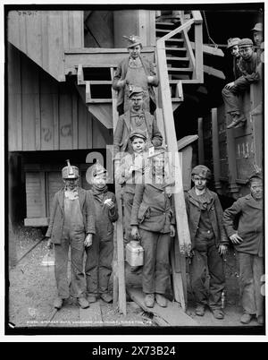 Ragazzi demolitori, Woodward Coal Mines, Kingston, Pa., Detroit Publishing Co. N. 011590., Gift; State Historical Society of Colorado; 1949., pubblicato in: 'Images of America' Chapter of the eBook Great Photographs from the Library of Congress, 2013, Child Labor. , Estrazione del carbone. , Stati Uniti, Pennsylvania, Contea di Luzerne, Kingston. Foto Stock