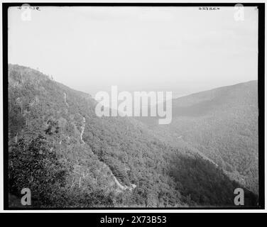 Kaaterskill Clove from Sunset Rock, Catskill MTS., N.Y., Title from jacket., '363 G' on negative., Detroit Publishing Co. No 032826., Gift; State Historical Society of Colorado; 1949, Passes (Landforms) , Mountains. , Stati Uniti, New York (State), Catskill Mountains. , Stati Uniti, New York (State), Kaaterskill Clove. Foto Stock