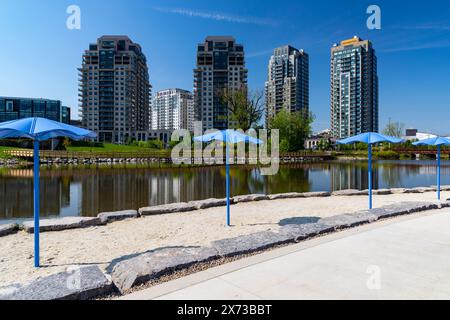 I moderni edifici condominiali riempiono il cielo di Waterloo, Ontario Canada. Foto Stock