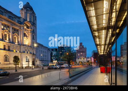 La notte cala nel centro di Liverpool, Merseyside, Inghilterra. Foto Stock