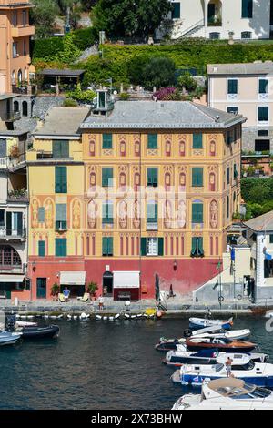 Palazzo Gotuzzo, un palazzo storico con una facciata affrescata in stile neogotico, affacciato sul porto del porticciolo, Portofino, Genova, Liguria, Italia Foto Stock
