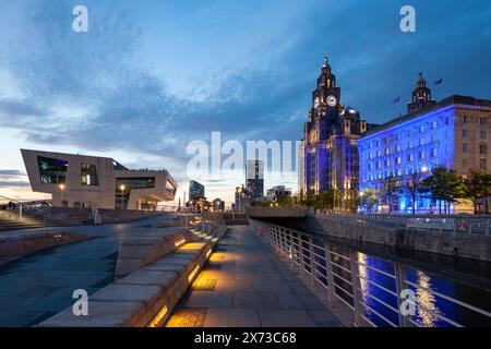 La notte cade sul lungomare di Liverpool, in Inghilterra. Foto Stock