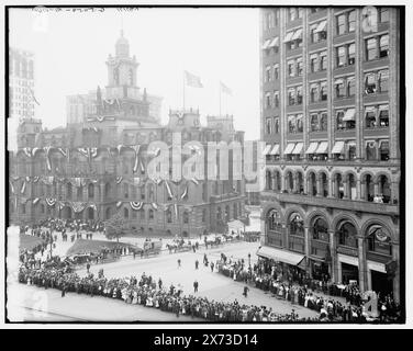 Campus Martius di Detroit Opera House, Detroit, Mich., titolo da giacca., le immagini dei videodischi sono fuori sequenza; l'ordine effettivo da sinistra a destra è 1A-19188, 19187., originariamente parte di un panorama più ampio; altre sezioni non in collezione. includono il Municipio e il Majestic Building., 'G 5056 dup' e 'G 5059 dup' rispettivamente su RC e R negative., Detroit Publishing Co. n. 037171., Gift; State Historical Society of Colorado; 1949, sfilate e processioni. , Plazas. , Strutture commerciali. , Città e municipalità. , Strade. , Stati Uniti, Michigan, Detroit. Foto Stock