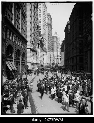 Broad Street and the Curb Brokers, New York, N.Y., Title from jacket., 'G 9229' on negative., Detroit Publishing Co. No 500695., Gift; State Historical Society of Colorado; 1949, Stock Exchange. , Strutture commerciali. , Strade. , Folle. , Stati Uniti, New York (Stato), New York. Foto Stock