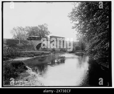 Near Franklin, N.J., Data basata su Detroit, Catalogo J (1901)., 'Detroit Photographic Co.' sul cartello sul treno., Detroit Publishing Co. N. 012024., Gift; State Historical Society of Colorado; 1949, Detroit Publishing Co. , Railroad Bridges. , Ferrovie. , Fiumi. , Stati Uniti, New Jersey, Franklin. Foto Stock