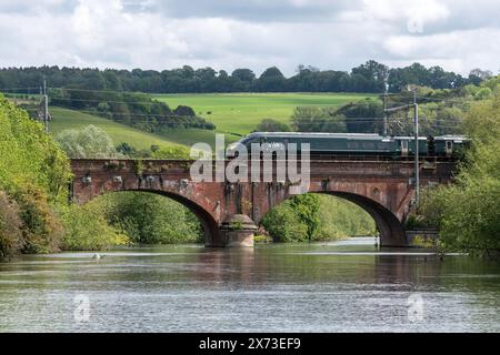 Treno espresso GWR sul Gatehampton Railway Bridge (Goring Viaduct) attraverso il Tamigi sul confine tra Oxfordshire e Berkshire, Inghilterra, Regno Unito Foto Stock