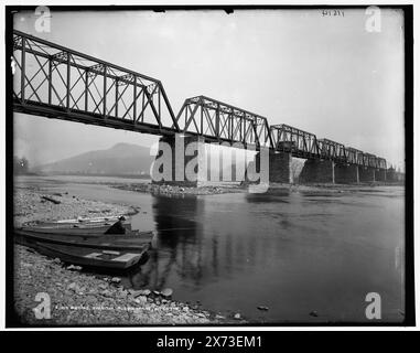 Bridge over the Susquehanna, Pittston, Pa., Data basata su Detroit, Catalogo J (1901)., Detroit Publishing Co. N. 011614., Gift; State Historical Society of Colorado; 1949, Railroad Bridges. , Fiumi. , Stati Uniti, Pennsylvania, Pittston. , Stati Uniti, Susquehanna River. Foto Stock