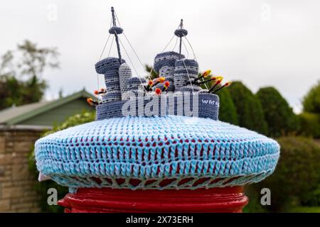 Poole, Dorset, Regno Unito. 17 maggio 2024. Cartolina per commemorare il 80° anniversario del D-Day il 6 giugno. Crediti: Carolyn Jenkins/Alamy Live News - topper per scatole postali, topper per lettere, topper per scatole di lettere, toppers, bombe in filato, bomba in filato Foto Stock