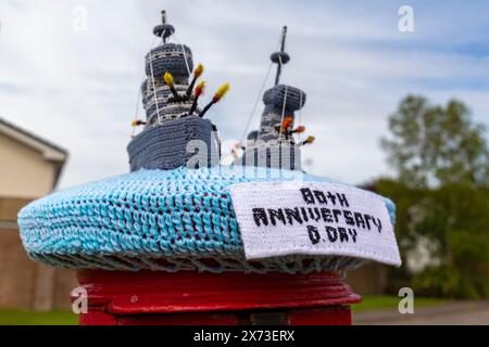 Poole, Dorset, Regno Unito. 17 maggio 2024. Cartolina per commemorare il 80° anniversario del D-Day il 6 giugno. Crediti: Carolyn Jenkins/Alamy Live News - topper per scatole postali, topper per lettere, topper per scatole di lettere, toppers, bombe in filato, bomba in filato Foto Stock