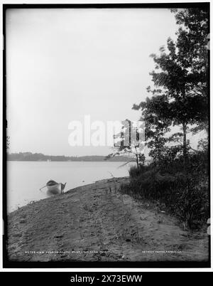 Vista da Prismatic Point, Lake Orion, Mich., Data basata su Detroit, Catalogo J (1901)., Detroit Publishing Co. N. 05728., Gift; State Historical Society of Colorado; 1949, Lakes & Pond. , Stati Uniti, Michigan, Orion, Lago. Foto Stock