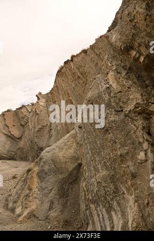 Formazioni rocciose ruvide con superfici e striature strutturate, che mostrano la bellezza geologica del paesaggio naturale Foto Stock