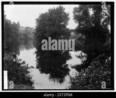 Fiume con edifici sullo sfondo, probabilmente il fiume Huron, Ypsilanti, Michigan, titolo ideato da catalogatore. Hemphill, Ypsi., in connessione con ordine di cartolina postale sulla giacca., Detroit Publishing Co. N. 042845., Gift; State Historical Society of Colorado; 1949, Rivers. , Stati Uniti, Michigan, Ypsilanti. Foto Stock